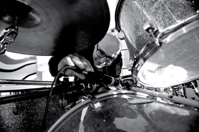 Moses Schneider platziert seine legendäre Mikrofon-Anordnung:
                die Wurst